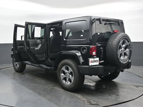 Used 2018 Jeep Wrangler Unlimited Sahara w/ Connectivity Group AWD/4WD image 46