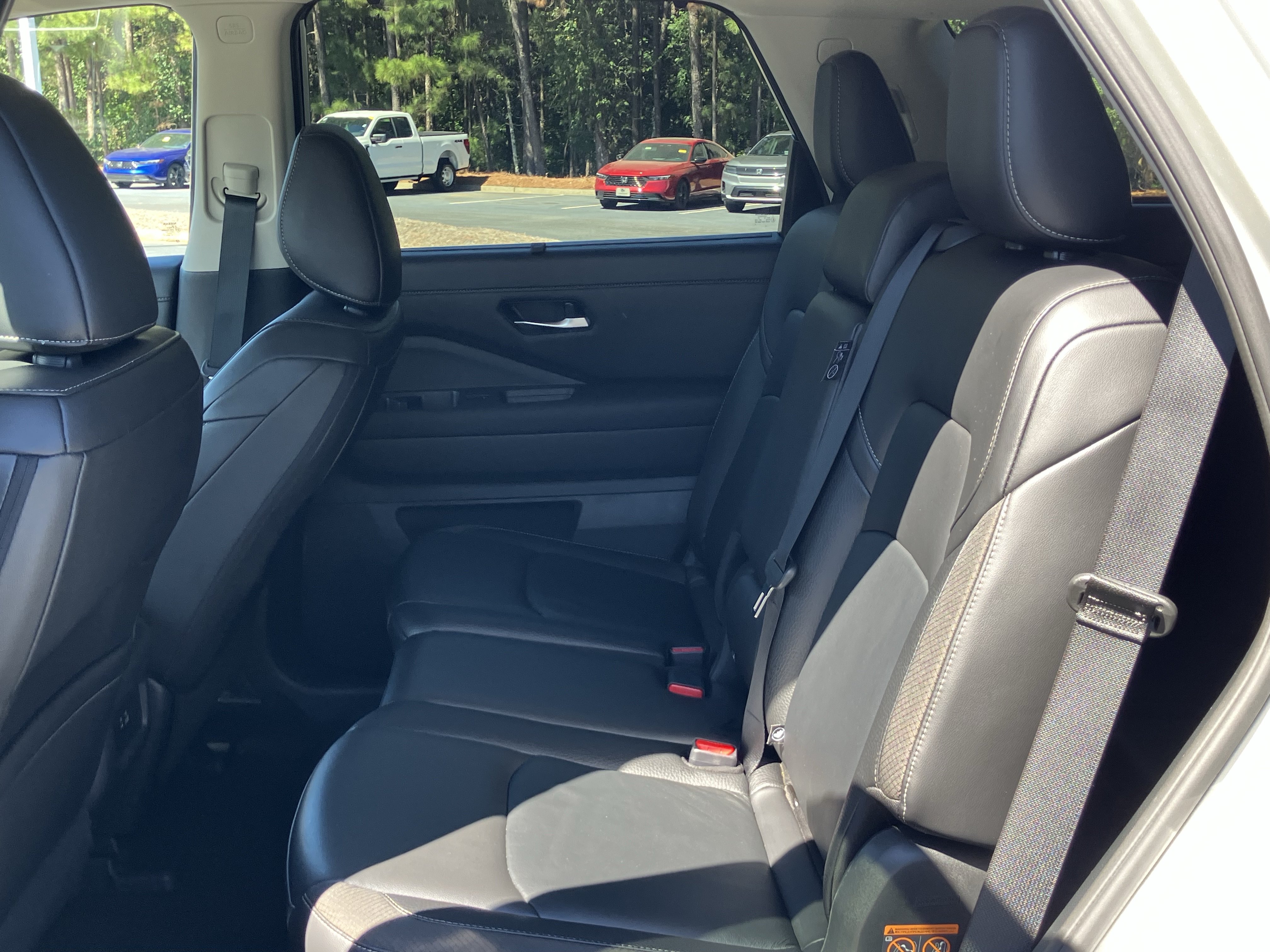 Used 2025 Nissan Pathfinder SL FWD image 32