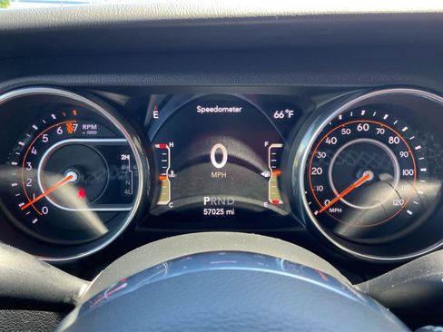 Used 2018 Jeep Wrangler Unlimited Sahara AWD/4WD image 15