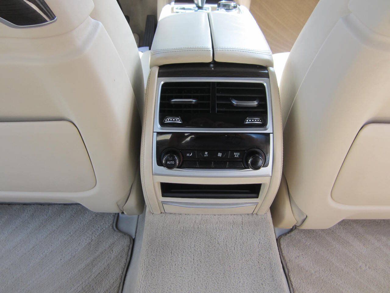 Used 2020 BMW 740i w/ Premium Package RWD image 18