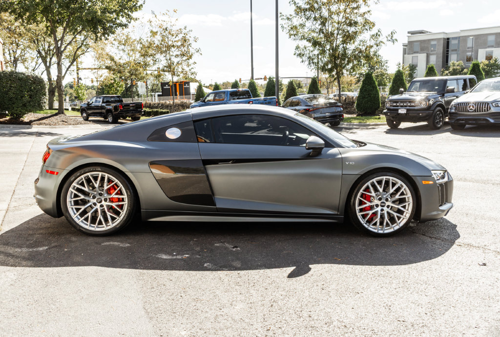 Used 2017 Audi R8 V10 w/ Carbon Exterior Package AWD/4WD image 3