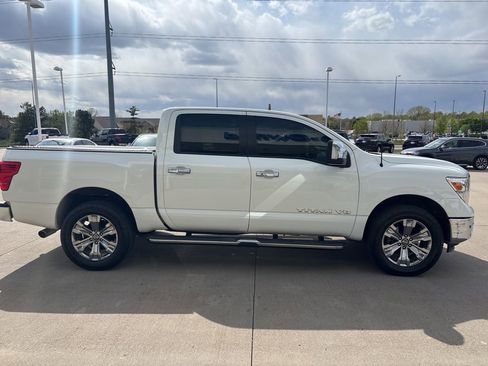 Used 2018 Nissan Titan SL w/ Chrome Package image 4
