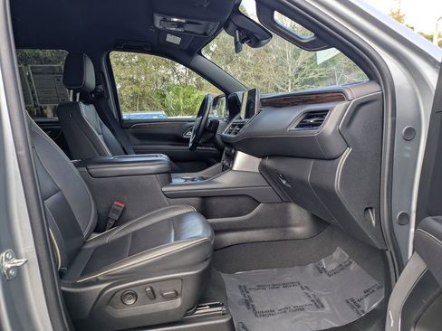 Used 2024 Chevrolet Suburban Premier AWD/4WD image 3