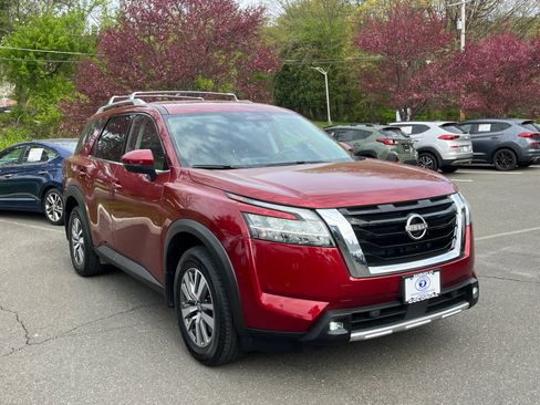 Used 2022 Nissan Pathfinder SL AWD/4WD image 6