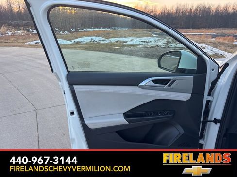 Used 2025 Volkswagen Taos SE image 13