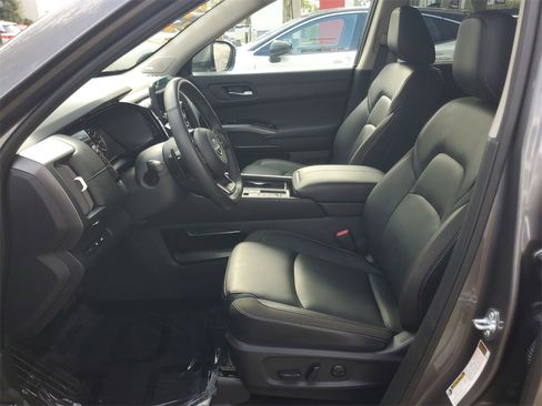 Certified 2025 Nissan Pathfinder SL w/ SL Premium Package image 17