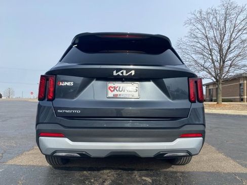 Used 2024 Kia Sorento LX image 10