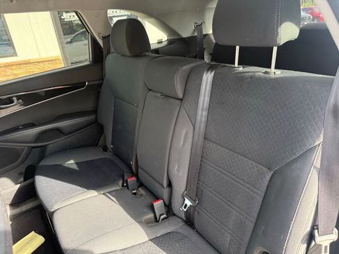 Used 2020 Kia Sorento LX image 4