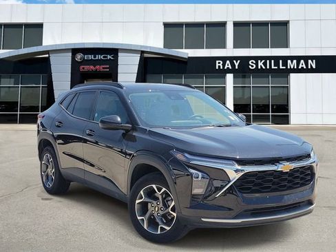 Used 2025 Chevrolet Trax LT w/ LT Convenience Package FWD image 1