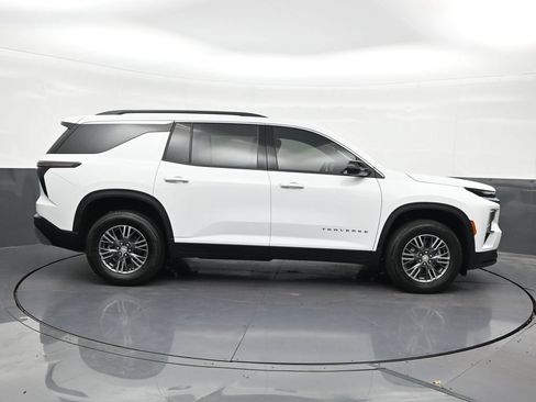Used 2026 Chevrolet Traverse LT FWD image 7
