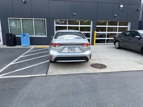 Used 2022 Toyota Corolla LE image 3