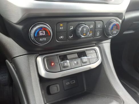 Used 2022 GMC Acadia SLE w/ Driver Convenience Package FWD image 16