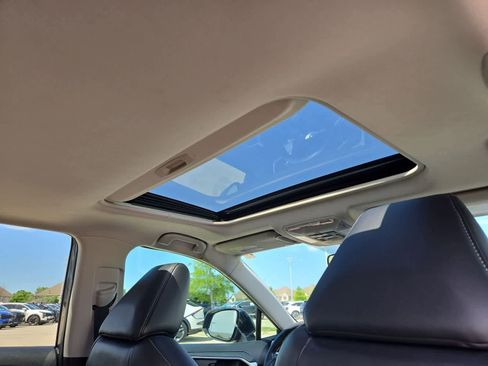 Used 2020 Toyota RAV4 XLE Premium FWD image 21
