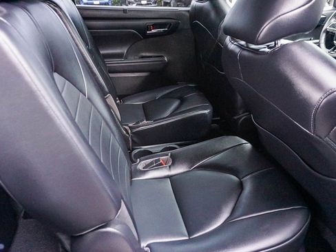 Used 2022 Toyota Highlander XLE image 14