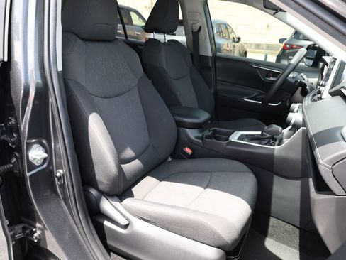 Used 2021 Toyota RAV4 XLE w/ Convenience Package FWD image 20