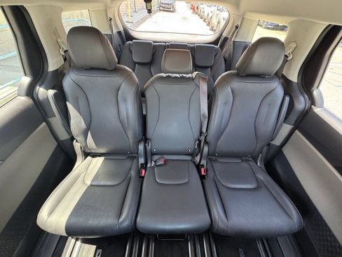 Used 2026 Kia Carnival FWD image 41