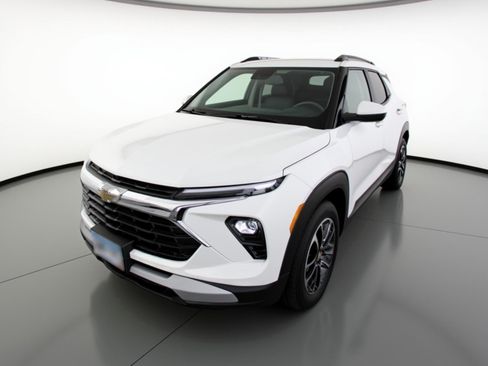 Used 2025 Chevrolet TrailBlazer LT image 3