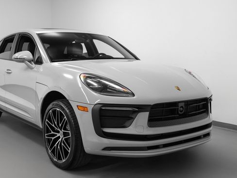 Certified 2026 Porsche Macan AWD/4WD image 9