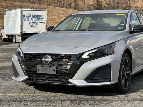 Used 2024 Nissan Altima 2.5 SR image 2