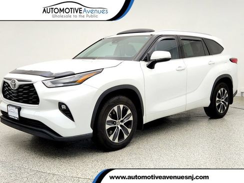 Used 2022 Toyota Highlander XLE AWD/4WD image 1