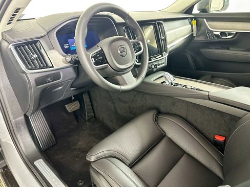 Used 2025 Volvo V90 B6 Cross Country Ultra w/ Climate Package image 9