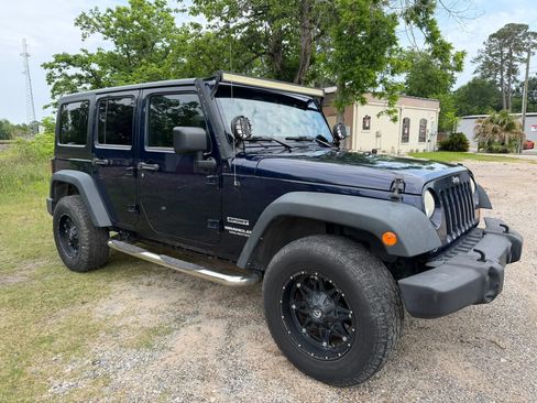 Used 2013 Jeep Wrangler Unlimited Sport AWD/4WD image 3