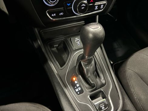 Used 2021 Jeep Cherokee Latitude FWD image 25