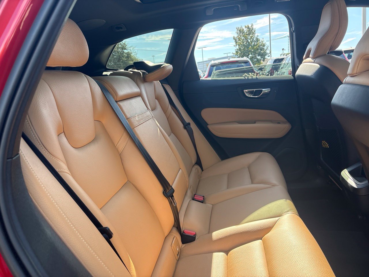 Used 2019 Volvo XC60 T5 Momentum w/ Multimedia Package FWD image 10