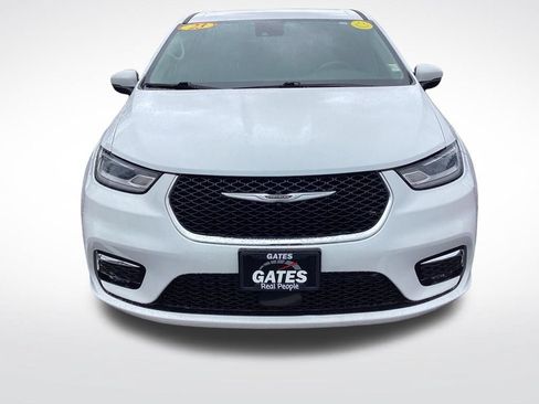 Used 2023 Chrysler Pacifica Touring-L FWD image 2