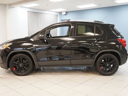 Used 2020 Chevrolet Trax LT w/ Sun & Sound Package image 2