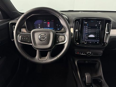 Used 2025 Volvo XC40 B5 Core image 13