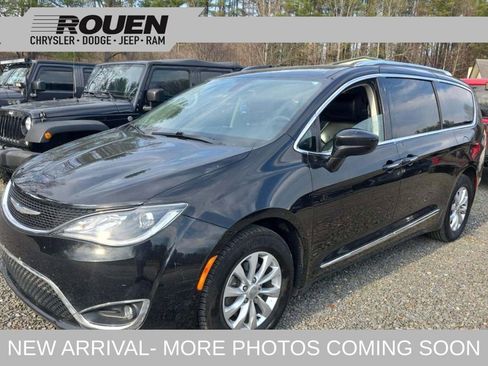Used 2018 Chrysler Pacifica Touring-L image 1