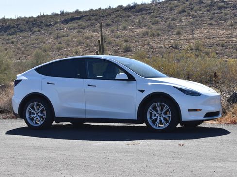 Used 2023 Tesla Model Y Long Range AWD/4WD image 3