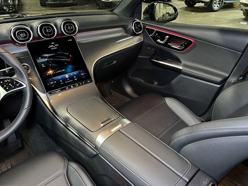 Used 2025 Mercedes-Benz GLC 300 4MATIC image 40