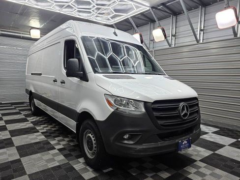 Used 2024 Mercedes-Benz Sprinter 2500 image 4