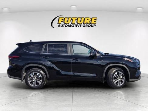 Certified 2024 Toyota Highlander XLE AWD/4WD image 4