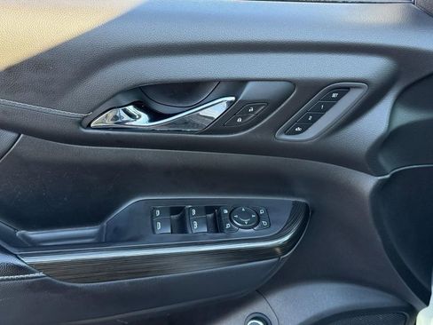 Used 2021 GMC Acadia SLT w/ Technology Package image 16