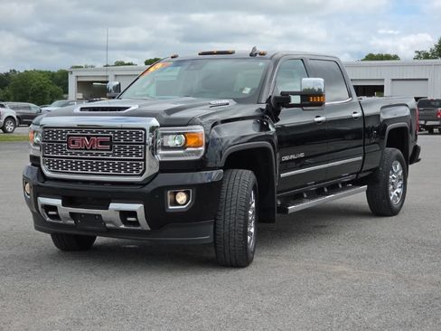 Used 2019 GMC Sierra 2500 Denali w/ Duramax Plus Package AWD/4WD image 3