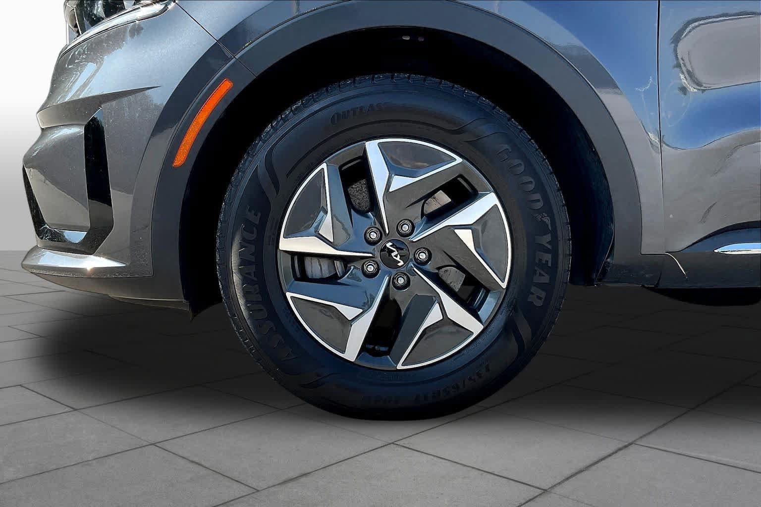 Used 2022 Kia Sorento EX w/ Panoramic Sunroof Package FWD image 11