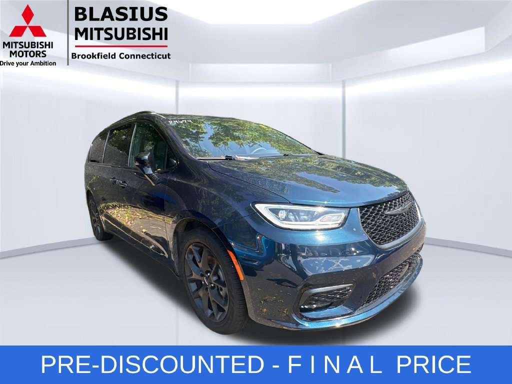 Used 2023 Chrysler Pacifica Limited w/ S Appearance Package FWD image 6