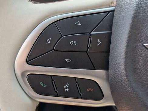 Used 2018 Chrysler Pacifica Limited w/ Tire & Wheel Group FWD image 16