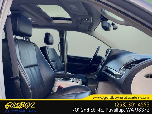 Used 2013 Chrysler Town & Country Touring-L w/ Driver Convenience Group image 32