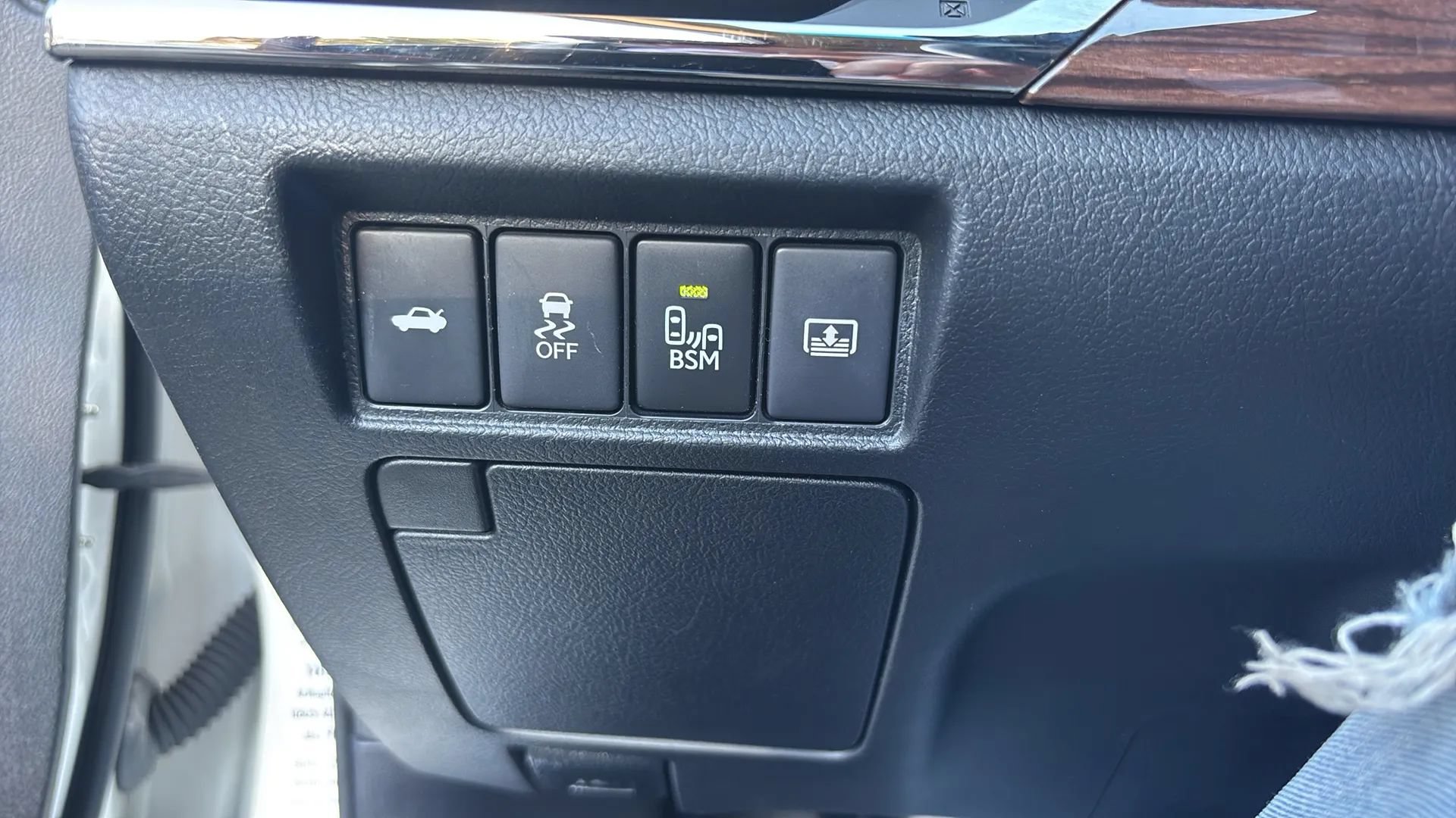 Used 2013 Toyota Avalon Limited w/ Technology Pkg FWD image 16