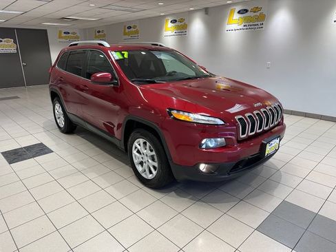 Used 2017 Jeep Cherokee Latitude w/ Cold Weather Group AWD/4WD image 1