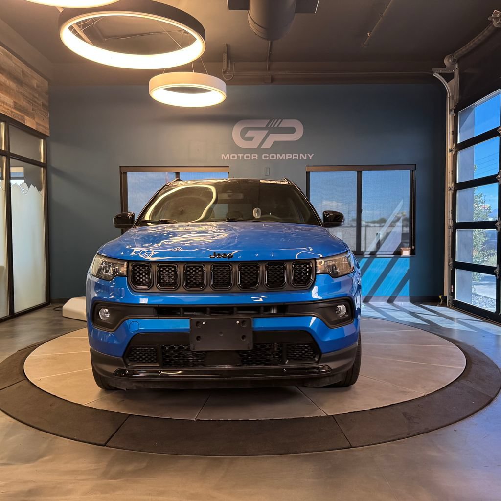 Used 2024 Jeep Compass Latitude w/ Convenience Group AWD/4WD image 8