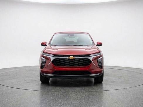 Used 2025 Chevrolet Trax LT image 2