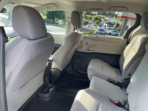 Certified 2024 Toyota Sienna LE AWD/4WD image 12