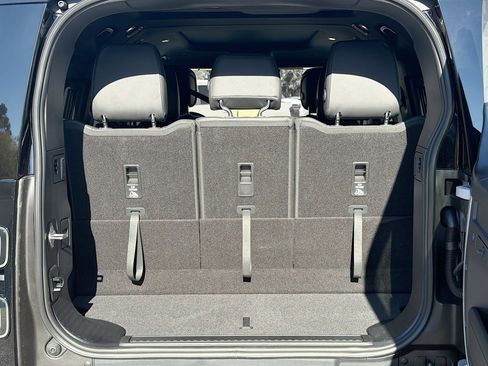 New 2026 Land Rover Defender 130 X-Dynamic SE image 12