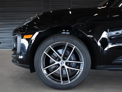 Certified 2026 Porsche Macan AWD/4WD image 12
