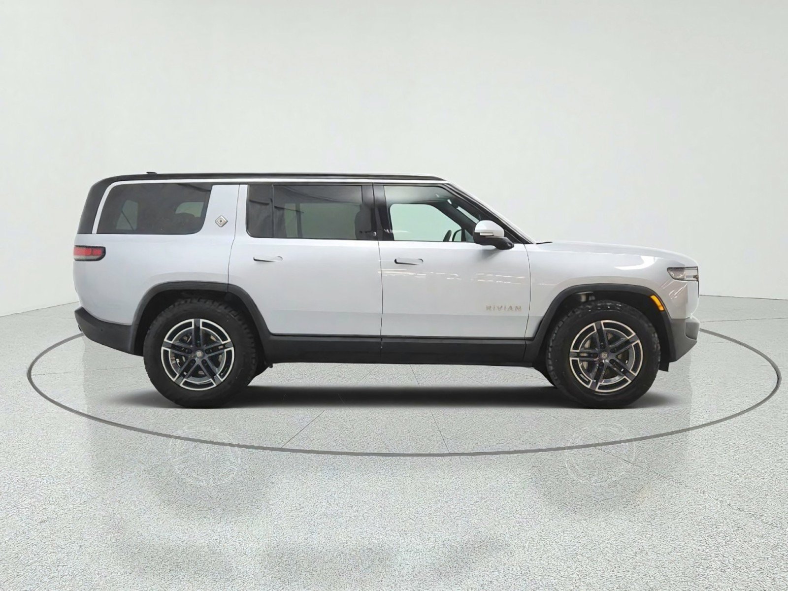 Used 2025 Rivian R1S Adventure Dual AWD/4WD image 4